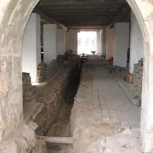 Obr. 140: Veveří – hrad 2017/01. Kanalizace. Portál vstupu do anglického traktu od JV s výkopem pro kanalizaci – pohled od JV (foto P. Vitula).