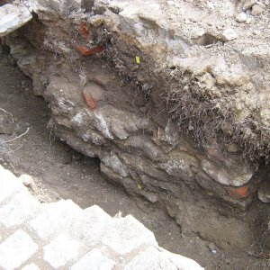 Obr. 146: Veveří – hrad 2017/01. Kanalizace. Relikty středověkého kamenného a novověkého kamenocihelného zdiva před SZ vchodem do průjezdu anglického traktu – pohled od SV (foto P. Vitula).