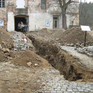 Obr. 147: Veveří – hrad 2017/01. Kanalizace. Výkopy pro kanalizaci v JV části arkádového nádvoří – pohled od SV (foto P. Vitula).