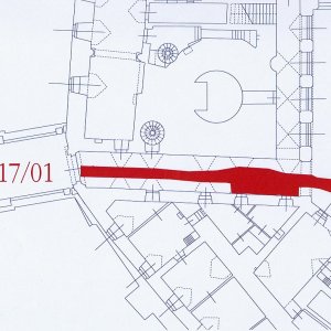 Obr. 150: Veveří – hrad 2017/01. Kanalizace. Výřez vektorového georeferencovaného plánu situace přízemí hradu (modrá barva) s vyznačením půdorysů přesně zaměřených výkopů pro kanalizační potrubí (červená barva) v prostoru staré části hradu na arkádovém nádvoří a v průjezdu hlavního paláce (zhotovil P. Vitula).