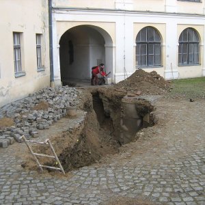 Obr. 151: Veveří – hrad 2017/01. Kanalizace. Výkopy pro kanalizaci v S části arkádového nádvoří – pohled od V (foto P. Vitula).