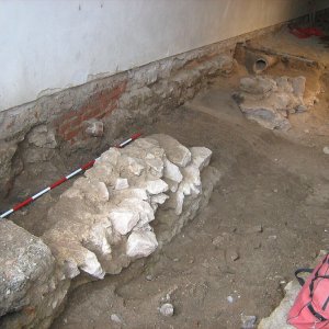 Obr. 156: Veveří – hrad 2017/01. Kanalizace. Relikty středověkého kamenného zdiva v průjezdu hlavního paláce po začištění – pohled od SV (foto P. Vitula).