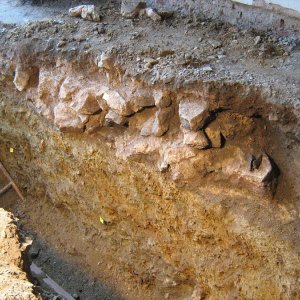 Obr. 157: Veveří – hrad 2017/01. Kanalizace. Relikt středověkého kamenného zdiva v průjezdu hlavního paláce před začištěním – pohled od SZ (foto P. Vitula).