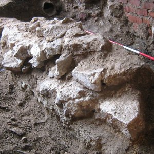 Obr. 158: Veveří – hrad 2017/01. Kanalizace. Relikt středověkého kamenného zdiva v průjezdu hlavního paláce po začištění – pohled od SZ (foto P. Vitula).
