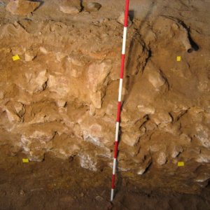 Obr. 159: Veveří – hrad 2017/01. Kanalizace. Relikt středověkého kamenného zdiva v průjezdu hlavního paláce před začištěním – pohled od S (foto P. Vitula).