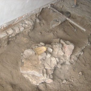 Obr. 160: Veveří – hrad 2017/01. Kanalizace. Relikt středověkého kamenného zdiva v průjezdu hlavního paláce po začištění – pohled od SV (foto P. Vitula).