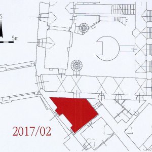 Obr. 164: Veveří – hrad 2017/02. Pokladna. Výřez vektorového georeferencovaného plánu situace přízemí hradu (modrá barva) s vyznačením půdorysu přesně zaměřené zkoumané plochy (červená barva) při rekonstrukci místnosti budoucí pokladny v interiéru hlavního paláce starší části hradu (zhotovil P. Vitula).
