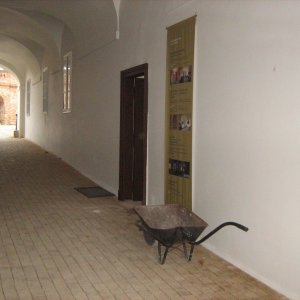 Obr. 165-1: Veveří – hrad 2017/02. Pokladna. Průjezd hlavního paláce s pootevřenými dveřmi do zkoumaného prostoru budoucí pokladny – pohled od Z  (foto P. Vitula).