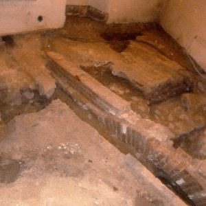 Obr. 167: Veveří – hrad 2017/02. Pokladna. Superpozice různě starých kamenných, kamenocihelných a cihelných zdí a podlah v interiéru budoucí pokladny – celkový pohled od SV (foto P. Vitula).