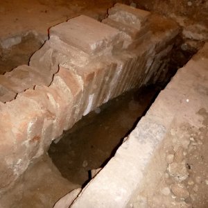 Obr. 169: Veveří – hrad 2017/02. Pokladna. Novověký cihelný vynášecí oblouk ve střední části interiéru budoucí pokladny – detail od JZ (foto P. Vitula).