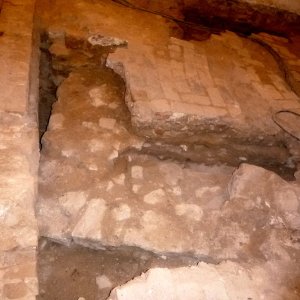 Obr. 170: Veveří – hrad 2017/02. Pokladna. Středověké kamenné zdivo v S části interiéru budoucí pokladny – detail od SV (foto P. Vitula).
