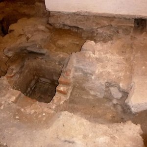 Obr. 171: Veveří – hrad 2017/02. Pokladna. Relikt novověkého otopného zařízení v JV části interiéru budoucí pokladny – celkový pohled od SV (foto P. Vitula).