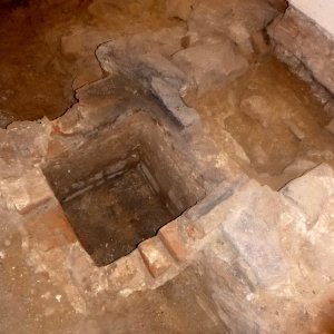Obr. 172: Veveří – hrad 2017/02. Pokladna. Relikt novověkého otopného zařízení v JV části interiéru budoucí pokladny – detail od SV (foto P. Vitula).