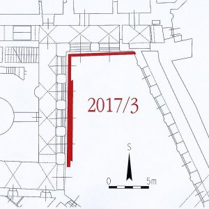 Obr. 173: Veveří – hrad 2017/03. Dešťový odpad. Výřez vektorového georeferencovaného plánu situace přízemí hradu (modrá barva) s vyznačením půdorysu přesně zaměřeného výkopu (červená barva) v S části arkádového nádvoří při vnitřním obvodu hlavního paláce (zhotovil P. Vitula).