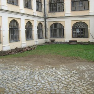 Obr. 174: Veveří – hrad 2017/03. Dešťový odpad. Výkop pro dešťový odpad v S části arkádového nádvoří – pohled od J  (foto P. Vitula).