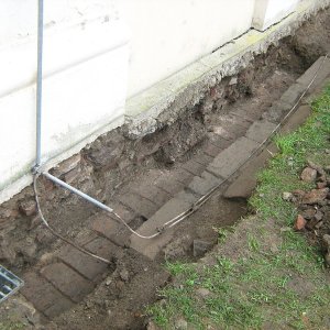 Obr. 175: Veveří – hrad 2017/03. Dešťový odpad. Recentní cihlami dlážděný kanál s betonovou obrubou – pohled od J  (foto P. Vitula).