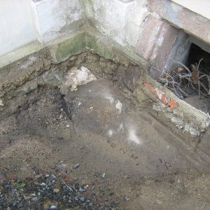 Obr. 176: Veveří – hrad 2017/03. Dešťový odpad. SZ nároží s kamenným žlabem a příkrovem plochých kamenů – pohled od JZ  (foto P. Vitula).