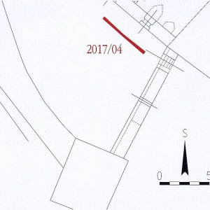 Obr. 178: Veveří – hrad 2017/04. Hromosvod. Výřez vektorového georeferencovaného plánu situace přízemí hradu (modrá barva) s vyznačením půdorysu přesně zaměřeného výkopu (červená barva) v JV části nádvoří opyše pod hranolovou věží (zhotovil P. Vitula).