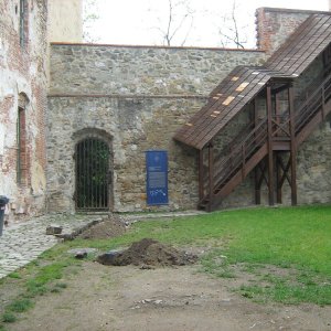 Obr. 179: Veveří – hrad 2017/03. Hromosvod. Situace výkopu pro hromosvod na nádvoří opyše – pohled od SZ  (foto P. Vitula).