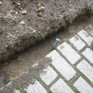 Obr. 180: Veveří – hrad 2017/03. Hromosvod. Šedožlutá koruna kamenné zdi ve výkopu pro hromosvod – pohled od V  (foto P. Vitula).