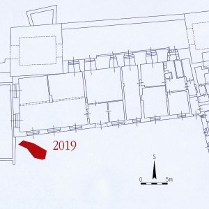 Obr. 181: Veveří – hrad 2019. Deśťový odpad. Výřez vektorového georeferencovaného plánu situace přízemí hradu (modrá barva) s vyznačením půdorysu přesně zaměřeného výkopu (červená barva) v SZ nároží přihrádku (zhotovil P. Vitula).
