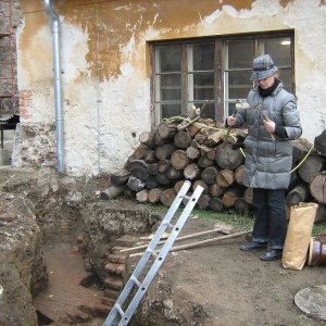 Obr. 182: Veveří – hrad 2019. Deśťový odpad. Dana Novotná při čištění nářadí nad výkopem s odkrytou archeologickou situací. – pohled od JV  (foto P. Vitula).