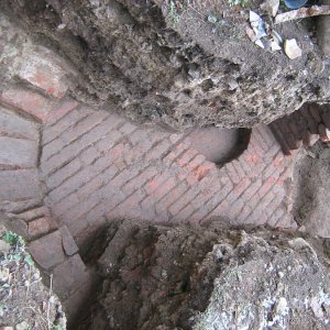Obr. 183: Veveří – hrad 2019. Deśťový odpad. Odkrytá a začištěná archeologická situace novověké cihelné konstrukce (haltýř ?) ve výkopu pro dešťový odpad – celkový pohled od JZ  (foto P. Vitula).