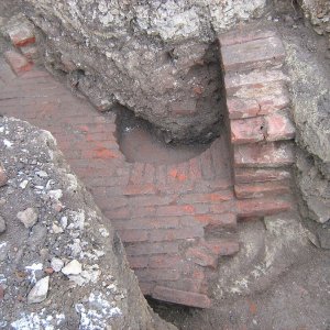 Obr. 184: Veveří – hrad 2019. Deśťový odpad. Odkrytá a začištěná archeologická situace novověké cihelné konstrukce (haltýř ?) ve výkopu pro dešťový odpad – celkový pohled od J  (foto P. Vitula).