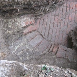 Obr. 185: Veveří – hrad 2019. Deśťový odpad. SZ část odkryté a začištěné archeologické situace novověké cihelné konstrukce (haltýř ?) ve výkopu pro dešťový odpad – detail od J  (foto P. Vitula).