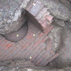 Obr. 186: Veveří – hrad 2019. Deśťový odpad. JV část odkryté a začištěné archeologické situace novověké cihelné konstrukce (haltýř ?) ve výkopu pro dešťový odpad – detail od JZ (foto P. Vitula).