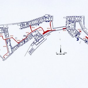 Obr. 187: Veveří – hrad 2021. Páteřní rozvody elektřiny. Vektorový georeferencovaný plán areálu přízemí hradu (modrá barva) s vyznačením půdorysů přesně zaměřených výkopů (červená barva) pro elektrorozvody (zhotovil P. Vitula).
