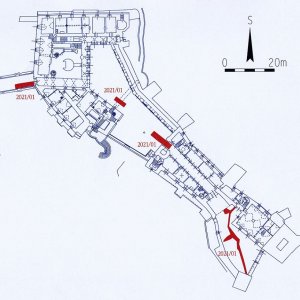 Obr. 188: Veveří – hrad 2021. Páteřní rozvody elektřiny. Vektorový georeferencovaný plán přízemí starého hradu (modrá barva) s vyznačením půdorysů přesně zaměřených výkopů (červená barva) pro elektrorozvody (zhotovil P. Vitula).