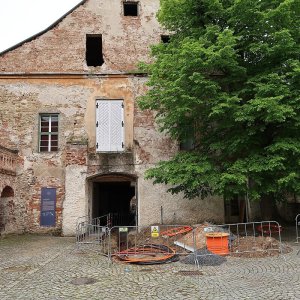 Obr. 193: Veveří – hrad 2021. Páteřní rozvody elektřiny. Výkop před SZ vstupem do prostoru anglického traktu – pohled od SZ (foto P. Vitula).