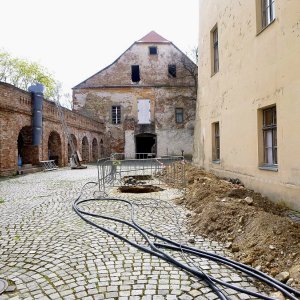 Obr. 195: Veveří – hrad 2021. Páteřní rozvody elektřiny. Výkopy v prostoru arkádového nádvoří – pohled od SZ (foto P. Vitula).