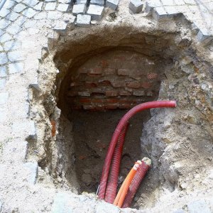 Obr. 196: Veveří – hrad 2021. Páteřní rozvody elektřiny. Část cihelné klenby příčné podzemní chodby pod arkádovým nádvořím – pohled od SZ (foto P. Vitula).