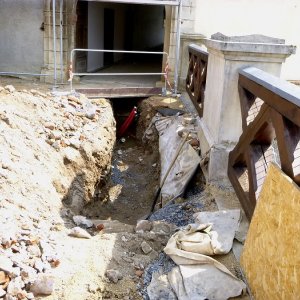 Obr. 197: Veveří – hrad 2021. Páteřní rozvody elektřiny. Výkopy před vstupem do průjezdu paláce a staré části hradu – pohled od SZ (foto P. Vitula).