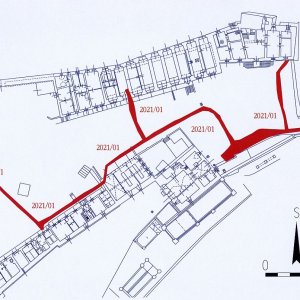 Obr. 198: Veveří – hrad 2021. Páteřní rozvody elektřiny. Vektorový georeferencovaný plán přízemí středního hradu (modrá barva) s vyznačením půdorysů přesně zaměřených výkopů (červená barva) pro elektrorozvody (zhotovil P. Vitula).