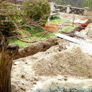 Obr. 199: Veveří – hrad 2021. Páteřní rozvody elektřiny. Výkopy před purkrabstvím – pohled od S (foto P. Vitula).