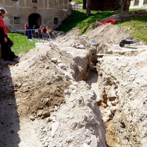 Obr. 200: Veveří – hrad 2021. Páteřní rozvody elektřiny. Výkopy mezi mostem a jižní bránou – pohled od V (foto P. Vitula).