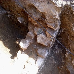 Obr. 201: Veveří – hrad 2021. Páteřní rozvody elektřiny. Novověká kamenocihelná zídka  mezi mostem a jižní bránou – pohled od SZ (foto P. Vitula).