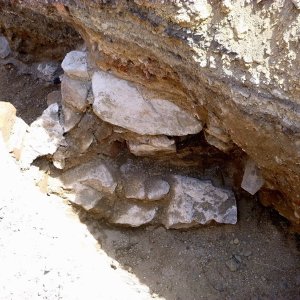 Obr. 202: Veveří – hrad 2021. Páteřní rozvody elektřiny. Novověká kamenocihelná zídka  mezi mostem a jižní bránou – pohled od SZ (foto P. Vitula).