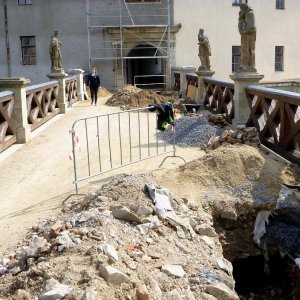 Obr. 203: Veveří – hrad 2021. Páteřní rozvody elektřiny. Výkopy na mostě přes příkop mezi starým a středním hradem – pohled od SZ (foto P. Vitula).