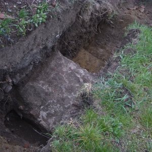 Obr. 206: Veveří – hrad 2021. Páteřní rozvody elektřiny. Relikt novověké kamenocihelné zdi ve svahu nad jižní bránou – pohled od SZ (foto P. Vitula).