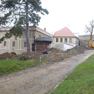 Obr. 208: Veveří – hrad 2021. Páteřní rozvody elektřiny. Výkopy nad jižní bránou a ve střední části hradu – pohled od SV (foto P. Vitula).