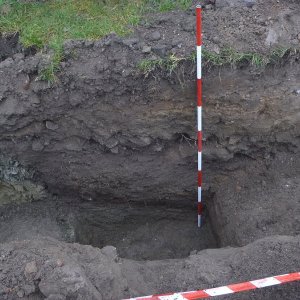 Obr. 209: Veveří – hrad 2021. Páteřní rozvody elektřiny. Ve výkopu nad jižní bránou byla porušena raně novověká jímka zkoumaná do hloubky zhruba 1,8 m – pohled od JV (foto P. Vitula).
