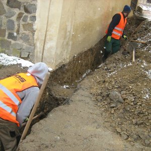 Obr. 210: Veveří – hrad 2021. Páteřní rozvody elektřiny. Výkop před vstupní bránou do prihrádku – pohled od SZ (foto P. Vitula).