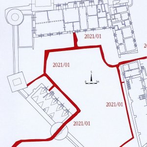 Obr. 216-1: Veveří – hrad 2021. Páteřní rozvody elektřiny. Vektorový georeferencovaný plán přízemí přihrádku (modrá barva) s vyznačením půdorysů přesně zaměřených výkopů (červená barva) pro elektrorozvody (zhotovil P. Vitula).