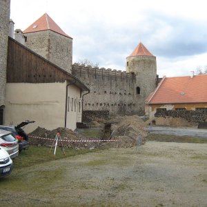 Obr. 216-2: Veveří – hrad 2021. Páteřní rozvody elektřiny. Výkopy v severní a západní části přihrádku – celkový pohled od JV (foto P. Vitula).