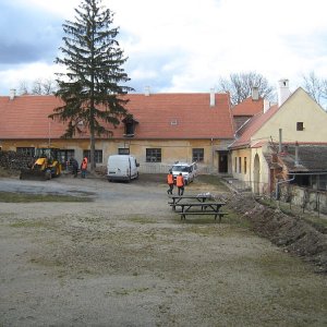 Obr. 217: Veveří – hrad 2021. Páteřní rozvody elektřiny. Výkopy v severní a východní části přihrádku – celkový pohled od JV (foto P. Vitula).