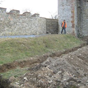 Obr. 218: Veveří – hrad 2021. Páteřní rozvody elektřiny. Výkopy v jižní části přihrádku – celkový pohled od S (foto P. Vitula).